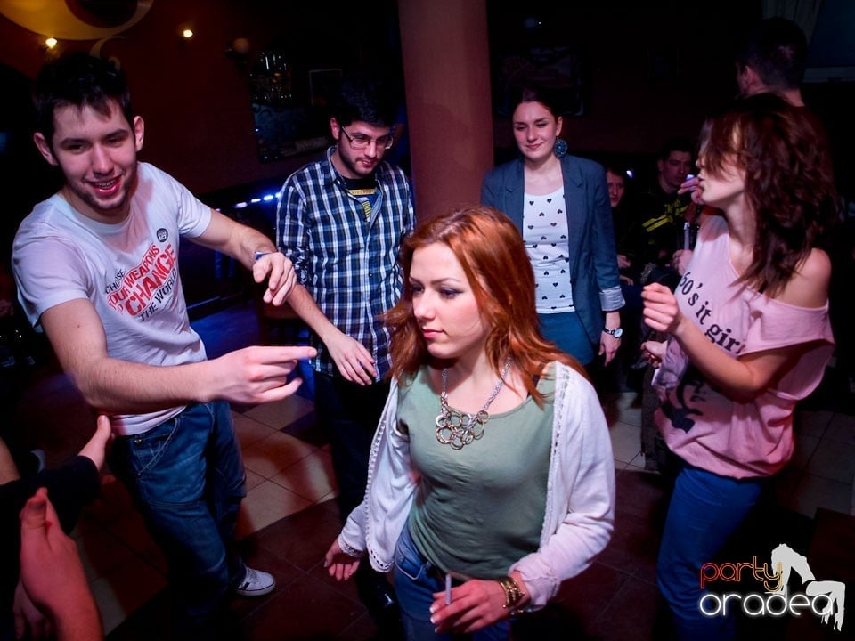 Distracţie în Chanson Café, 