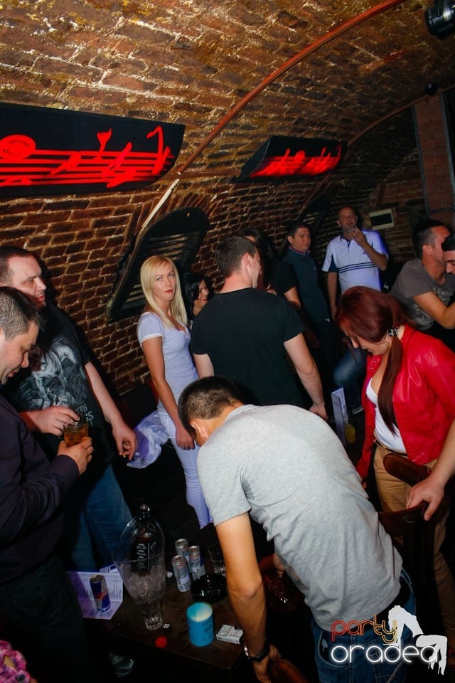 Distracţie în Club Escape,