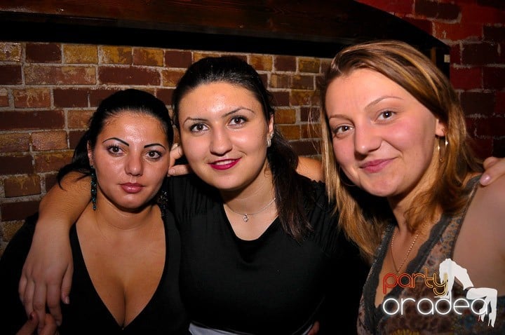Distracţie în Club Escape, 