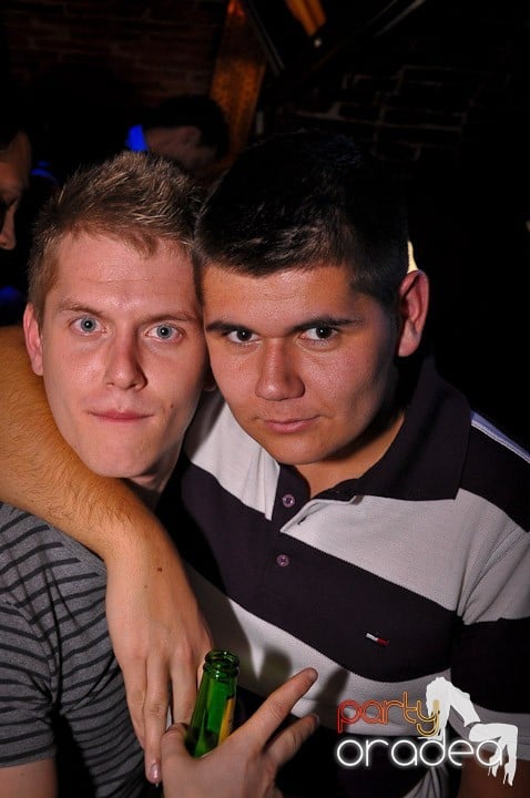 Distracţie în Club Escape, 