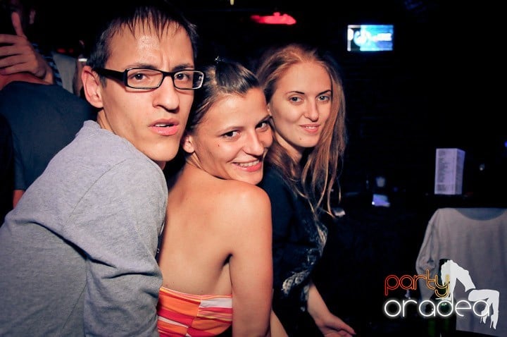 Distracţie în Club Escape, 