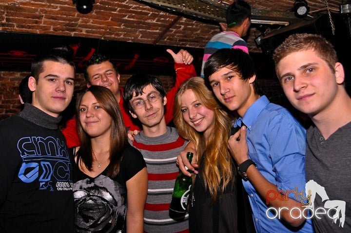 Distracţie în Club Escape,