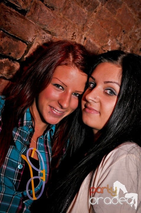 Distracţie în Club Escape,