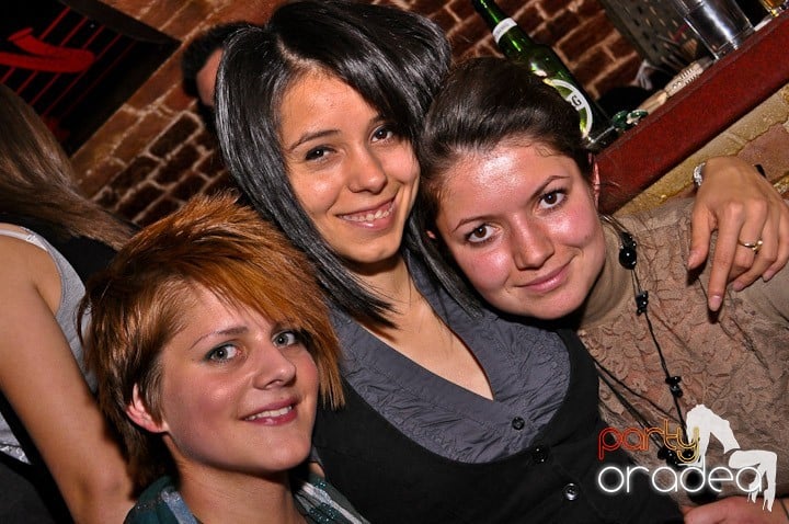 Distracţie în Club Escape,