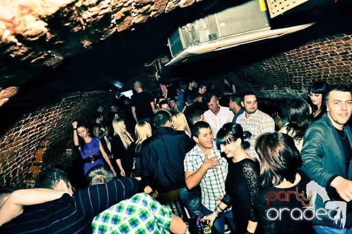 Distracţie în Club Escape,