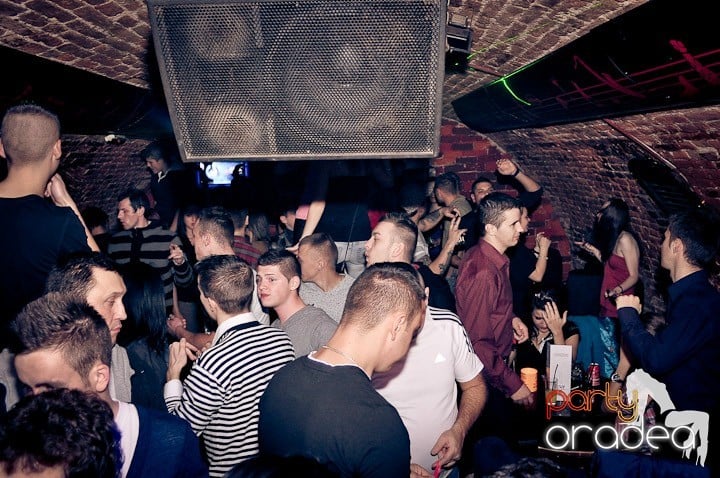 Distracţie în Club Escape,