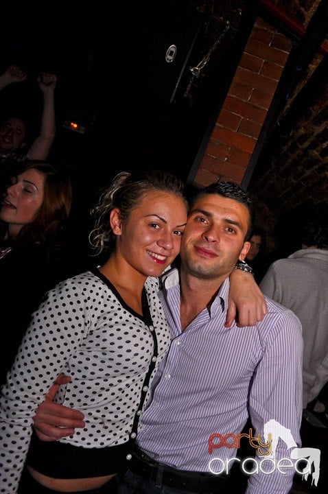 Distracţie în Club Escape,