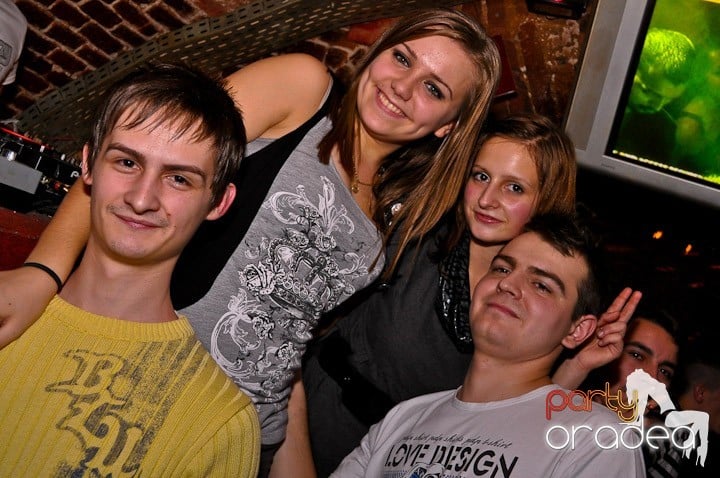 Distracţie în Club Escape,