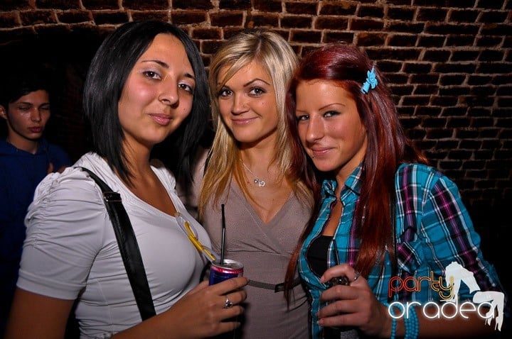 Distracţie în Club Escape,