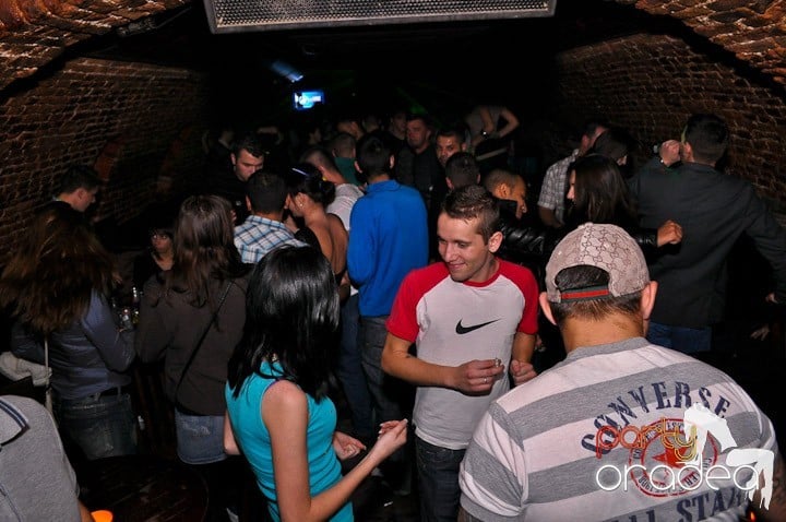 Distracţie în Club Escape,