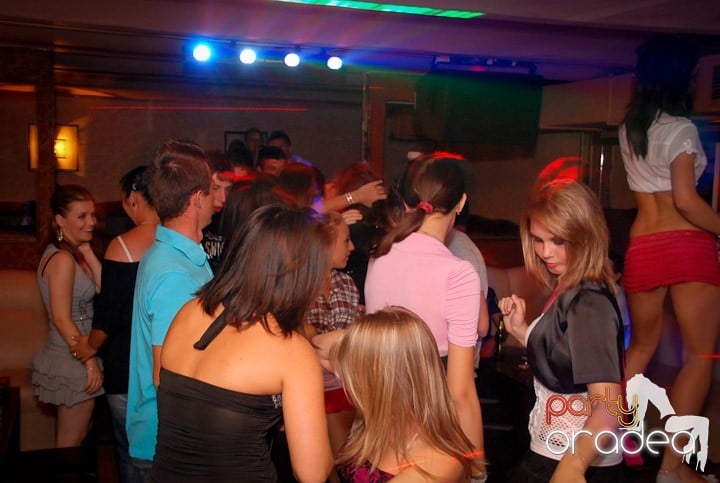 Distracţie în Club Seven,