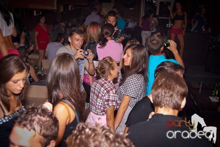 Distracţie în Club Seven, 