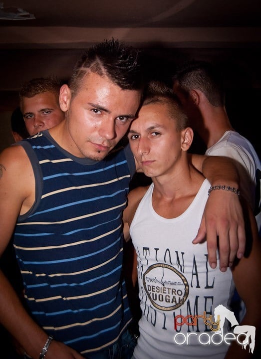Distracţie în Club Seven, 