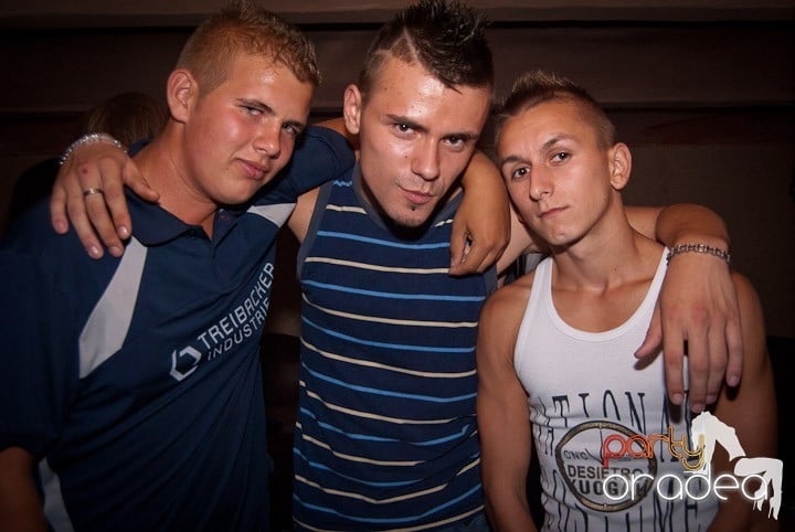 Distracţie în Club Seven, 