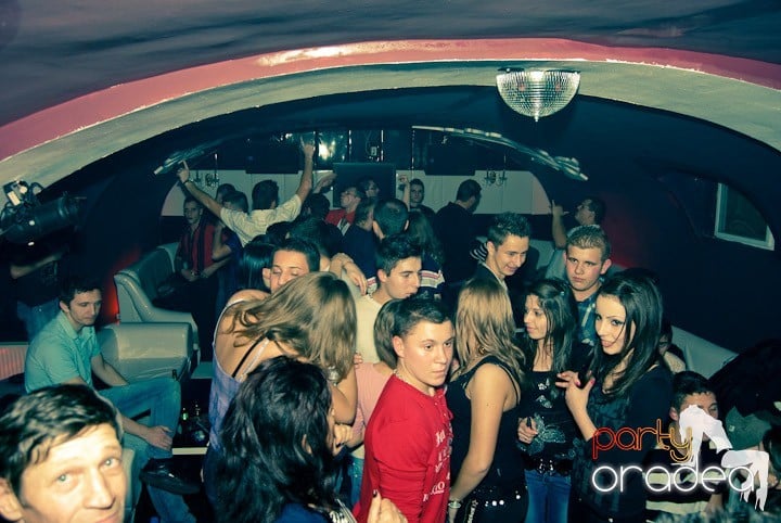 Distracţie mare în Club Atti's, 