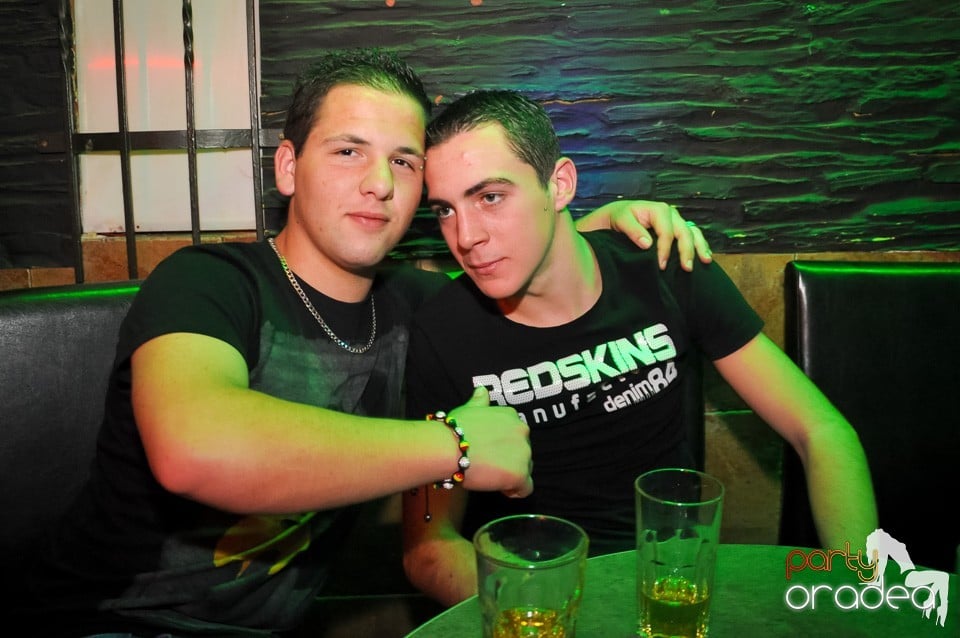 Distracţie şi veselie în Club Downtown, 