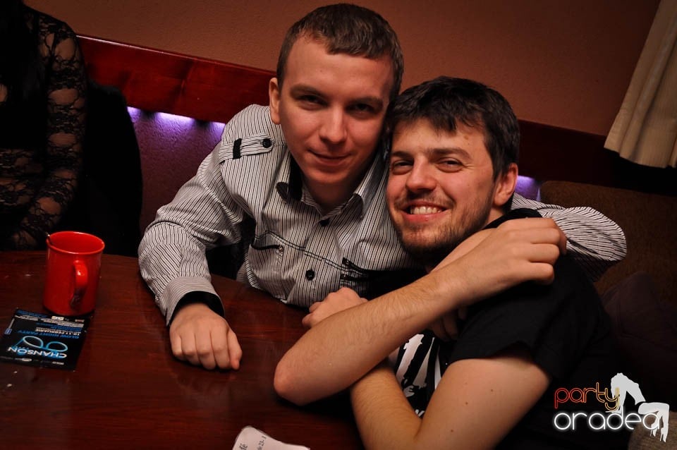 Glow Night Party continuă în Chanson,