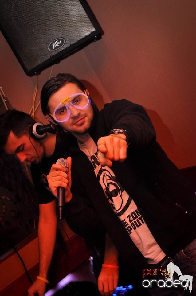Glow Night Party continuă în Chanson,