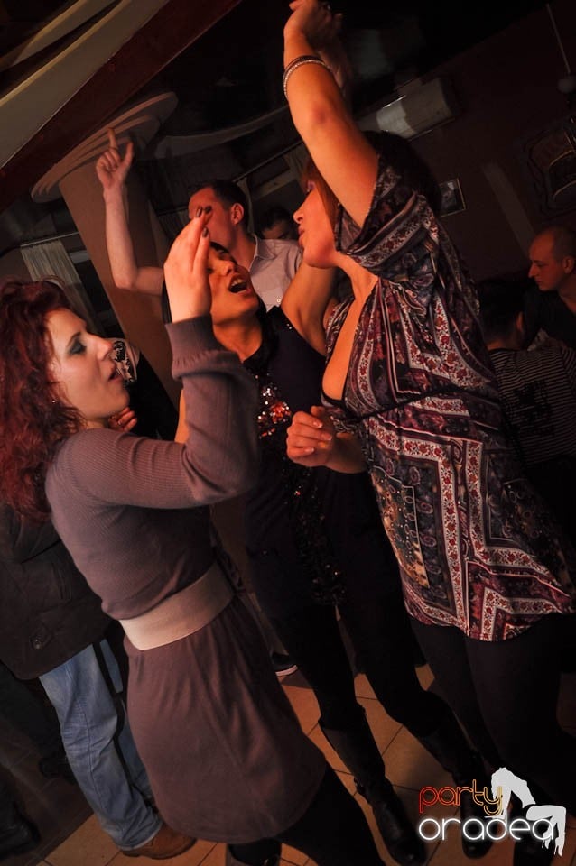 Glow Night Party continuă în Chanson,