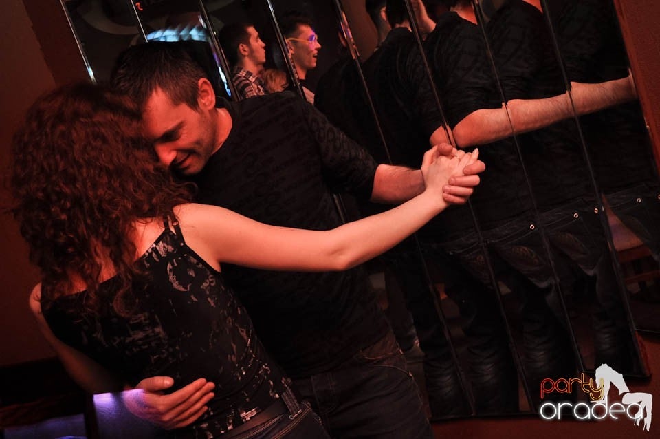 Glow Night Party continuă în Chanson,