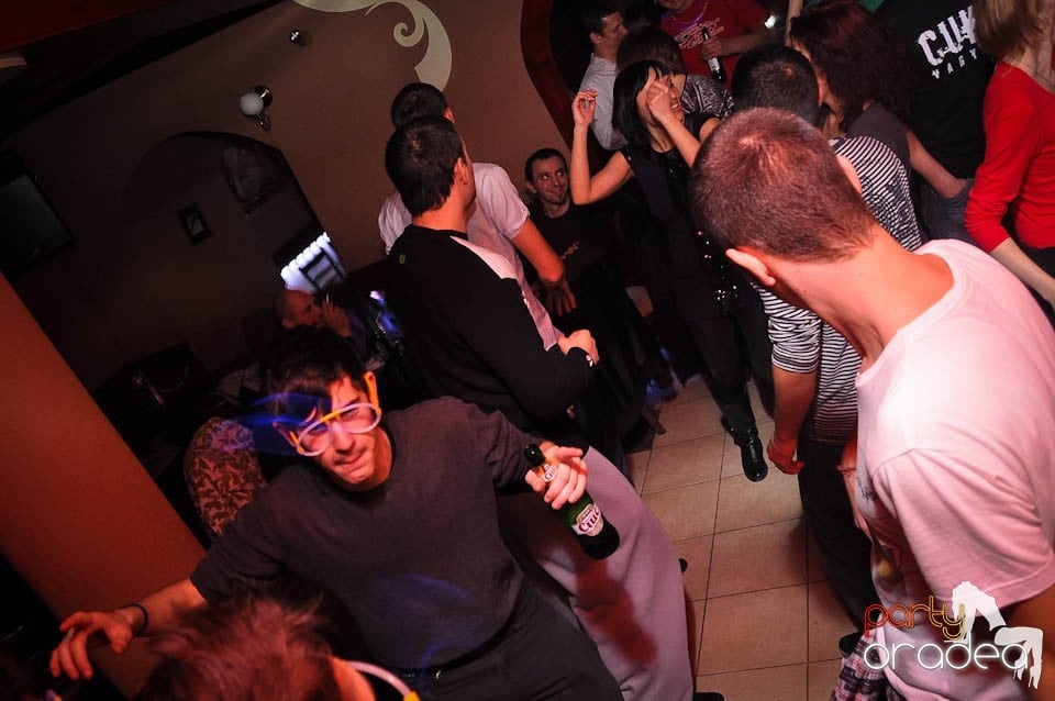 Glow Night Party continuă în Chanson,