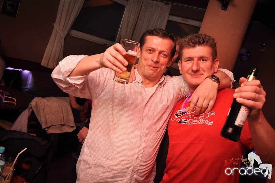 Glow Night Party continuă în Chanson,