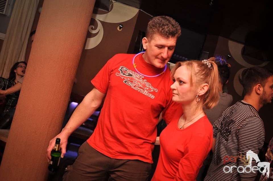 Glow Night Party continuă în Chanson,