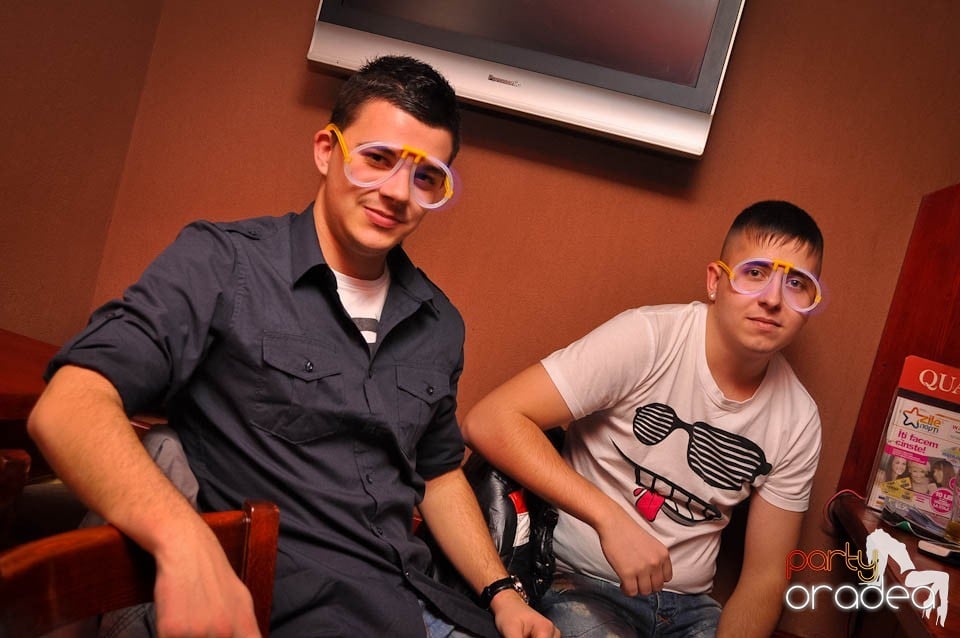 Glow Night Party continuă în Chanson,