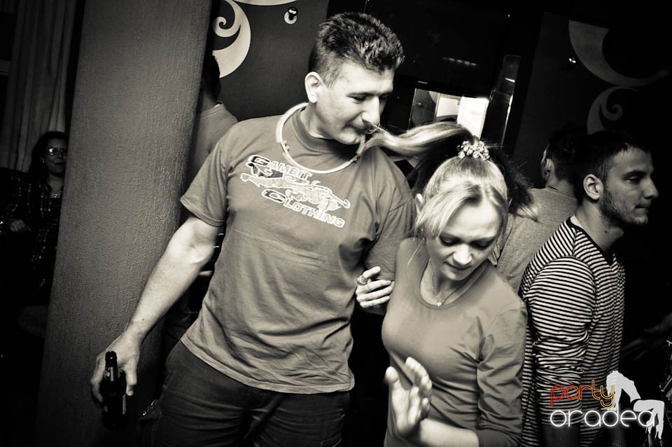 Glow Night Party continuă în Chanson,