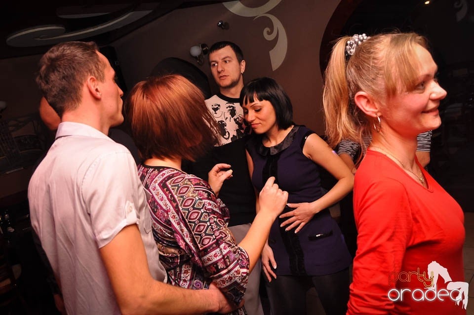 Glow Night Party continuă în Chanson,