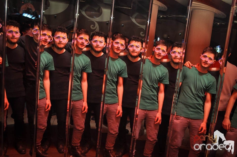 Glow Night Party continuă în Chanson,