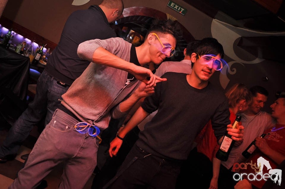 Glow Night Party continuă în Chanson,