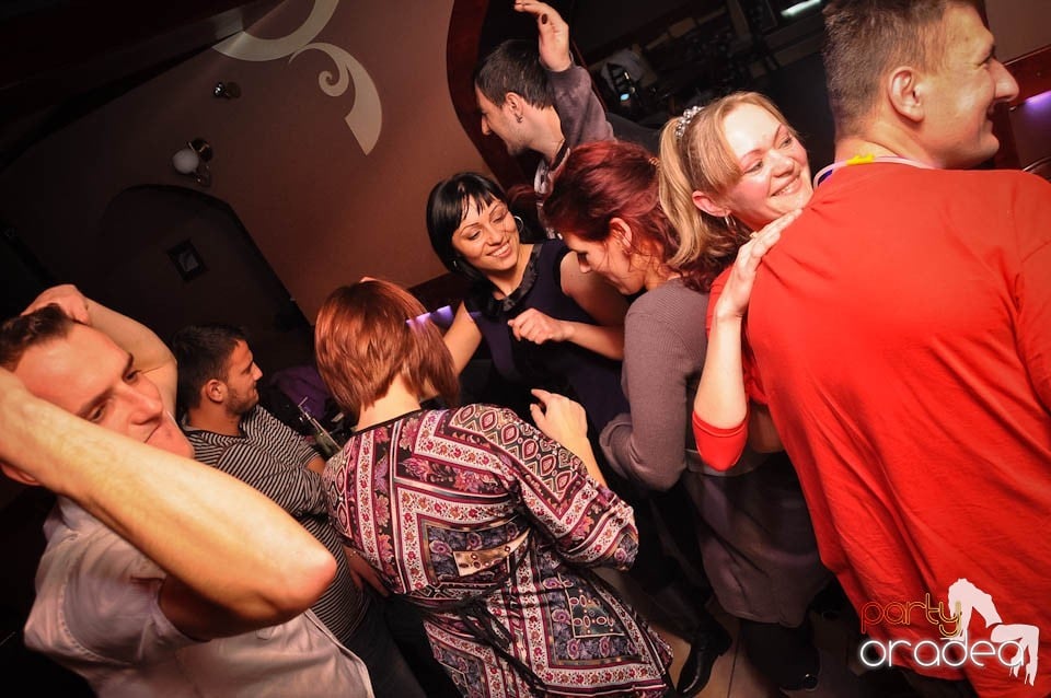Glow Night Party continuă în Chanson,