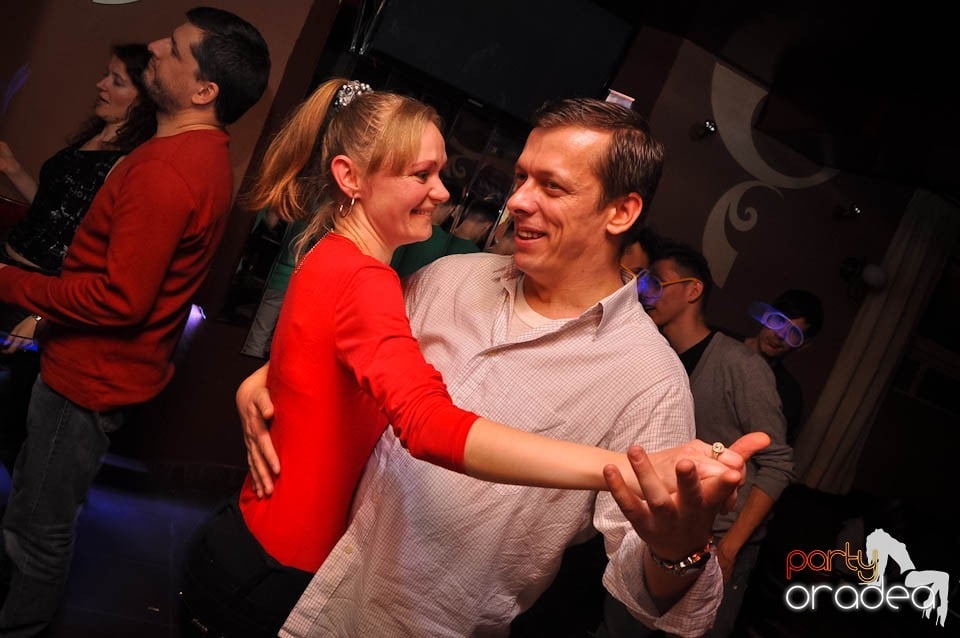 Glow Night Party continuă în Chanson,