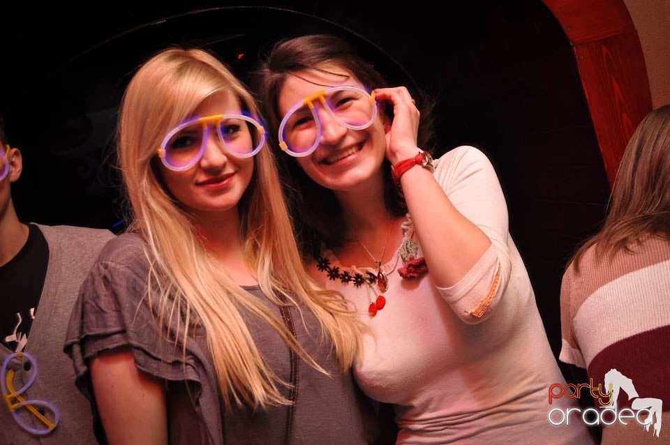 Glow Night Party continuă în Chanson,