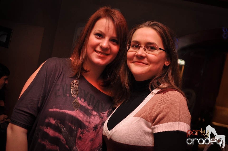 Glow Night Party continuă în Chanson,