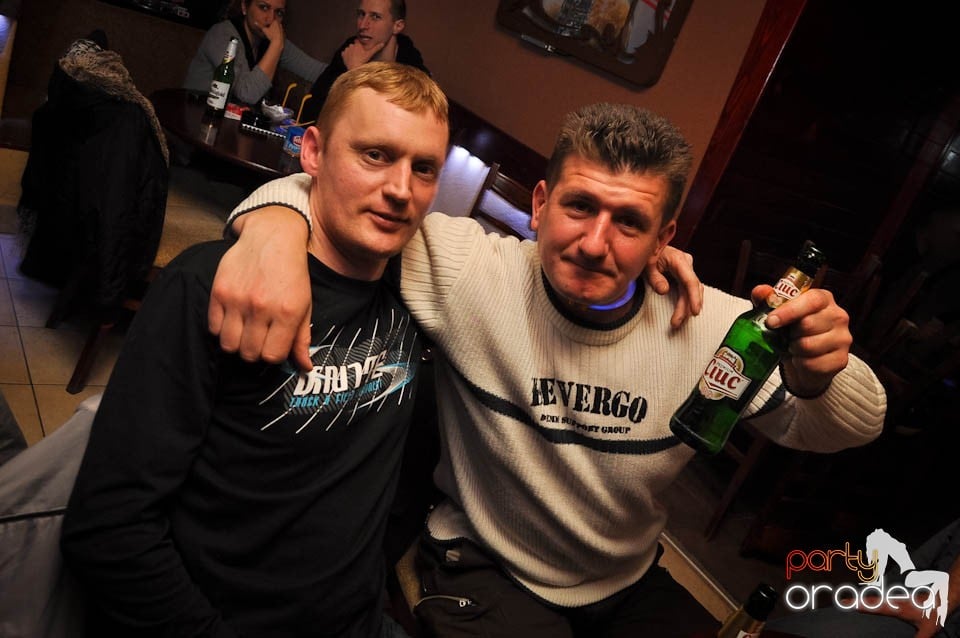 Glow Night Party continuă în Chanson,