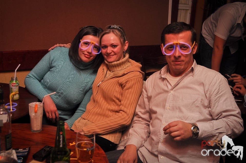 Glow Night Party continuă în Chanson,