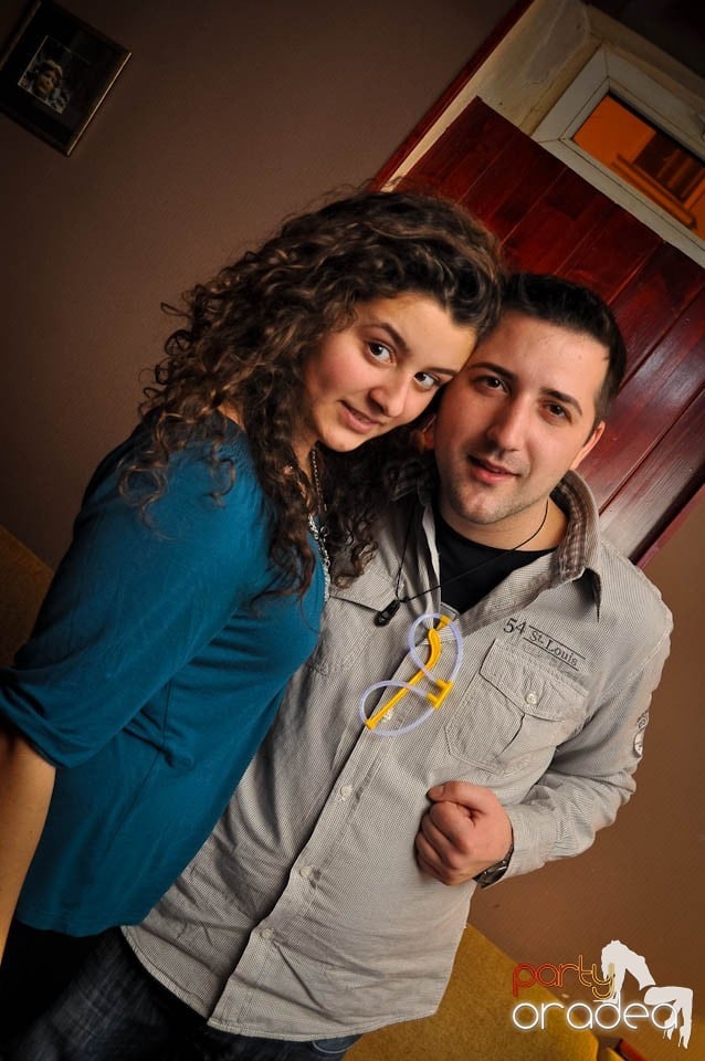 Glow Night Party continuă în Chanson,