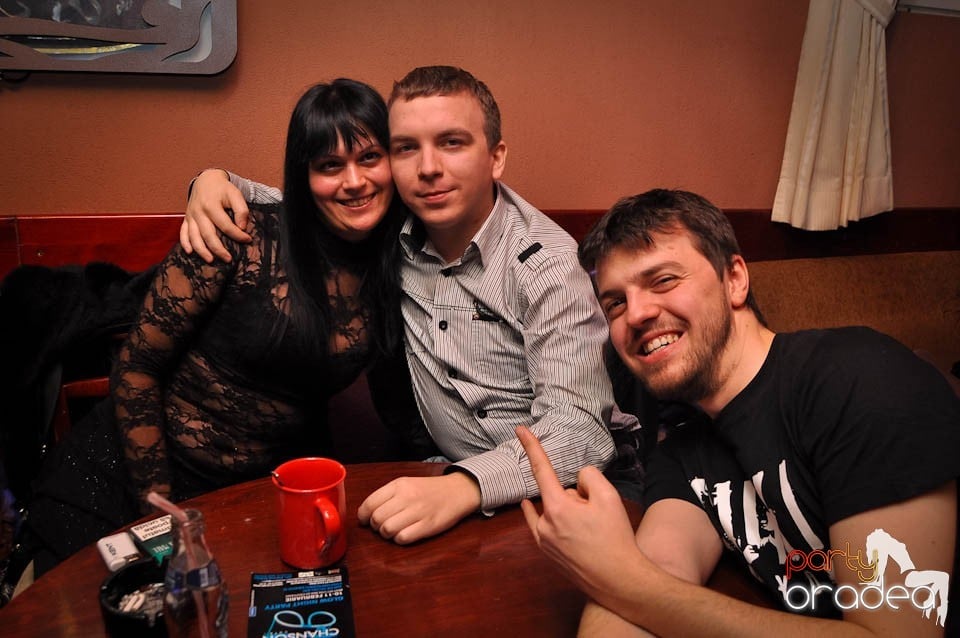 Glow Night Party continuă în Chanson,