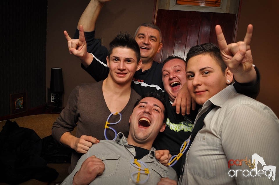 Glow Night Party continuă în Chanson,