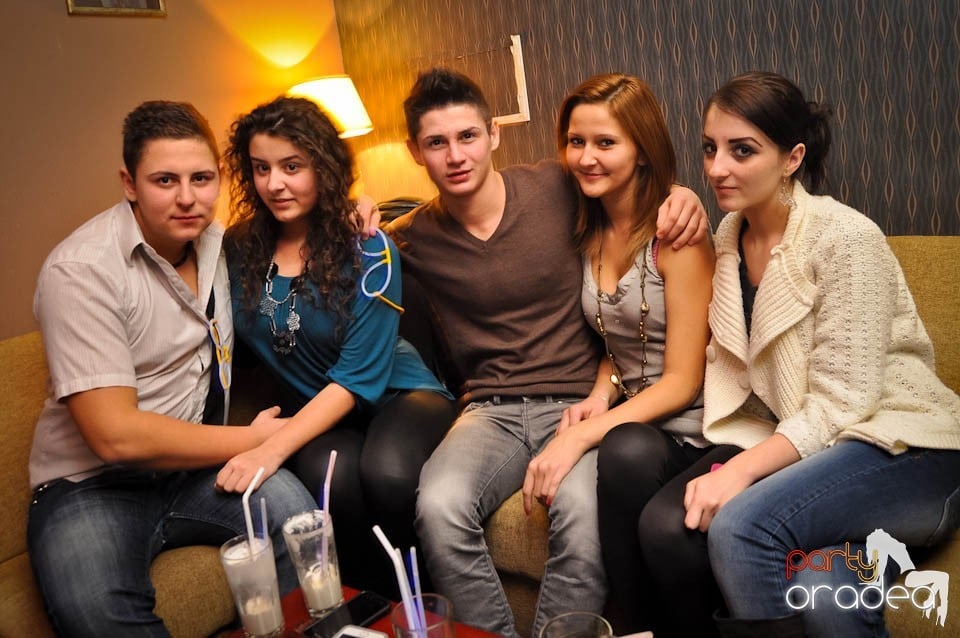 Glow Night Party continuă în Chanson,