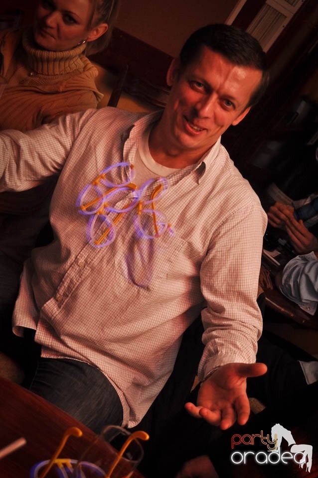 Glow Night Party continuă în Chanson,