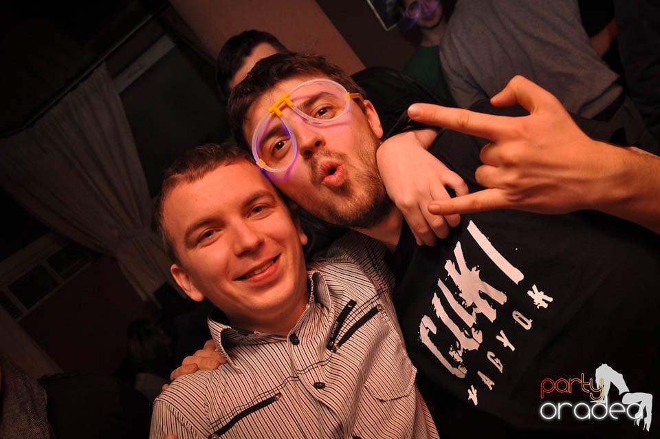 Glow Night Party continuă în Chanson,