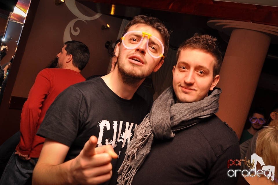 Glow Night Party continuă în Chanson,