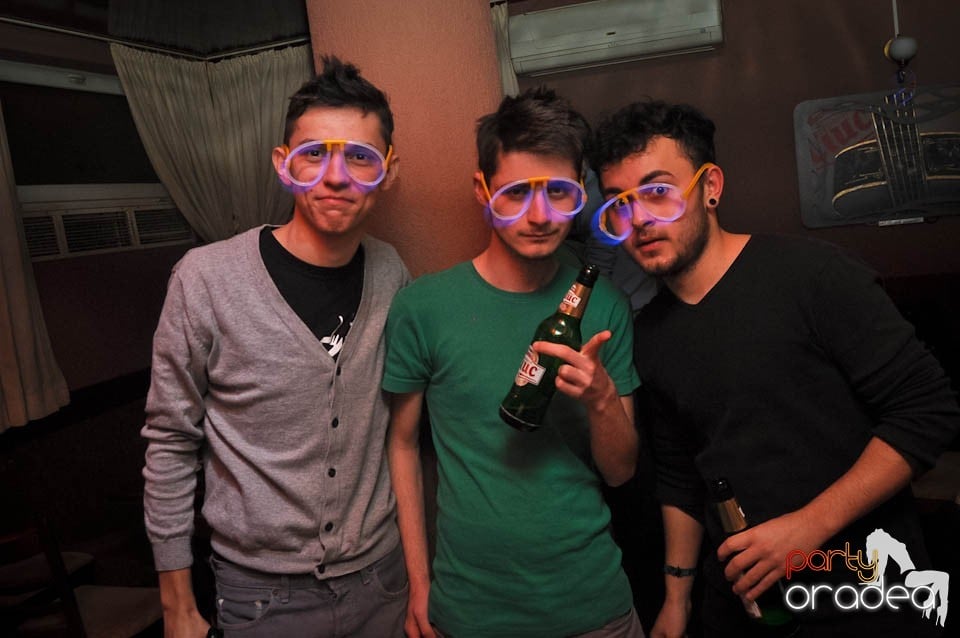 Glow Night Party continuă în Chanson,
