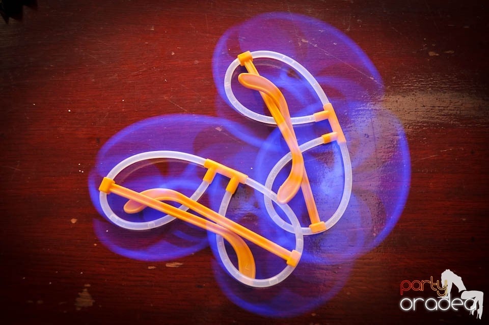 Glow Night Party continuă în Chanson,