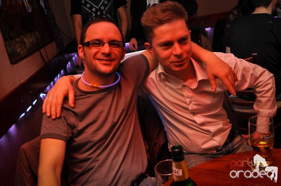 Glow Night Party continuă în Chanson,
