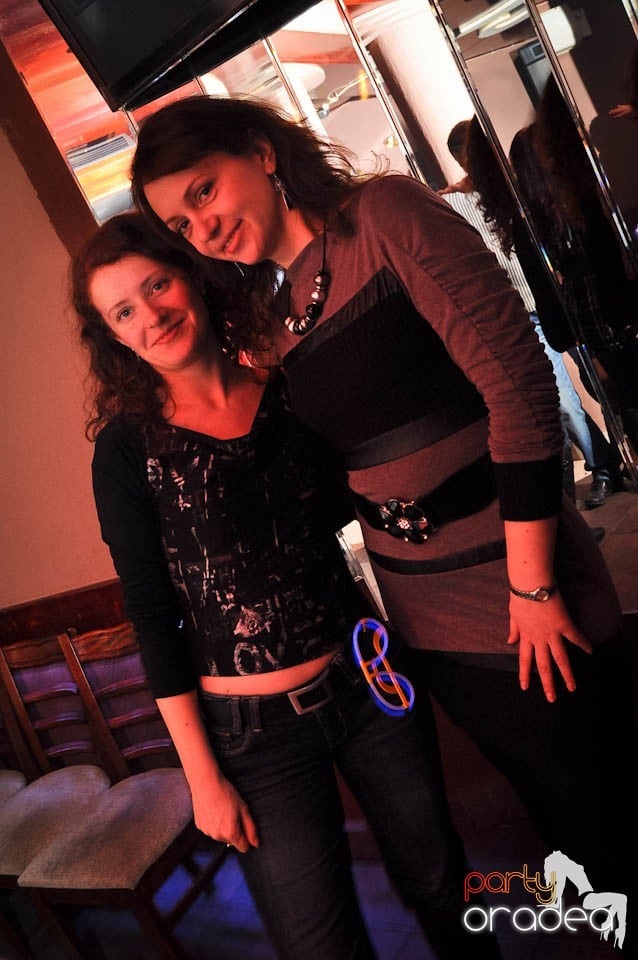 Glow Night Party continuă în Chanson,