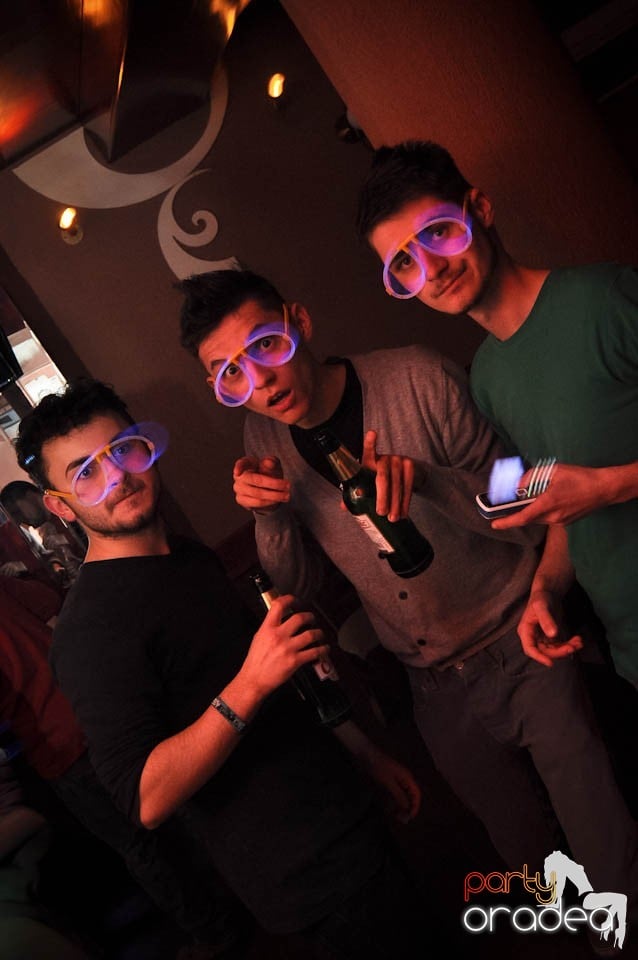 Glow Night Party continuă în Chanson,